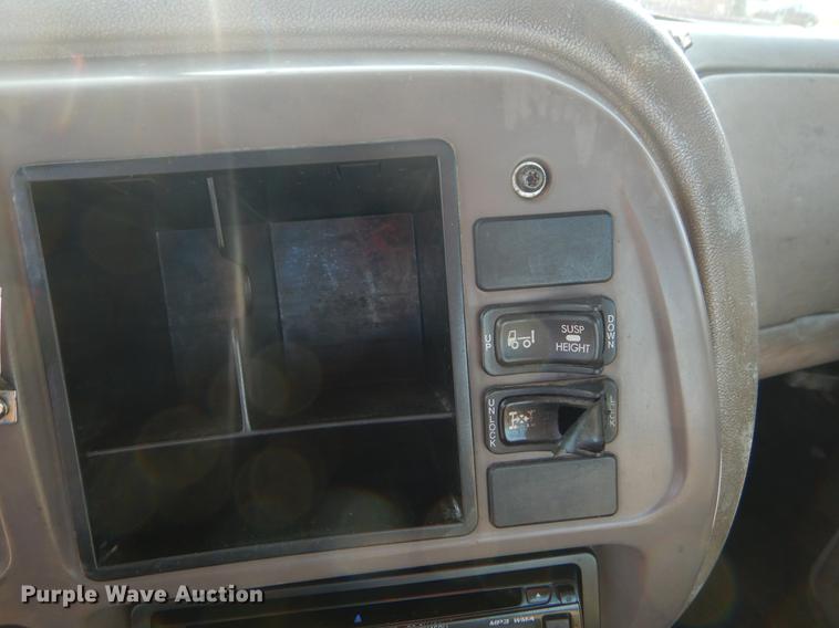 image for item EK9739 2002 Mack semi truck