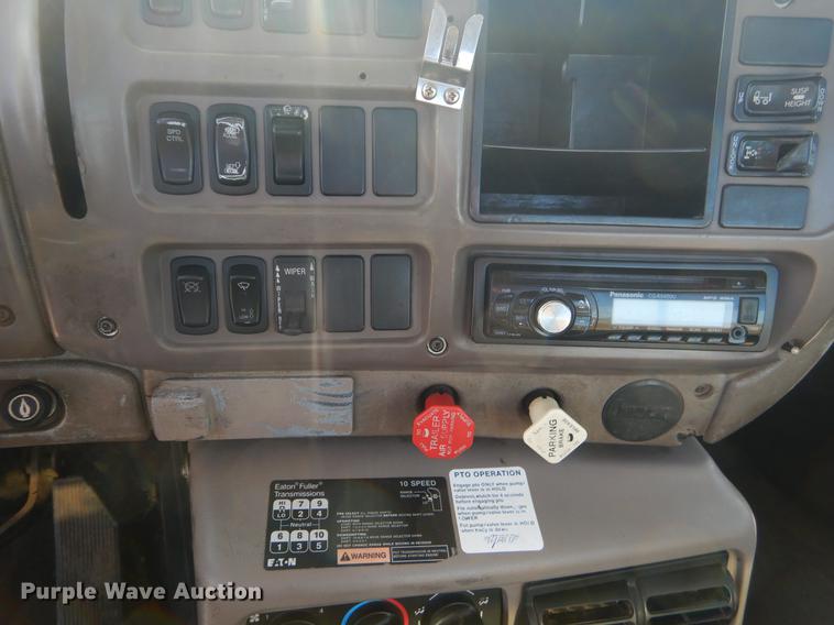 image for item EK9739 2002 Mack semi truck