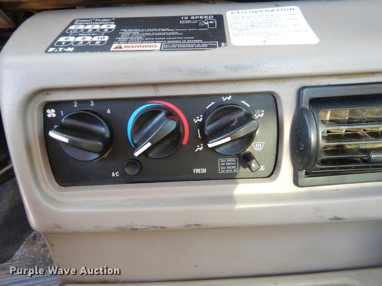 image for item EK9739 2002 Mack semi truck