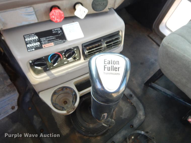 image for item EK9739 2002 Mack semi truck