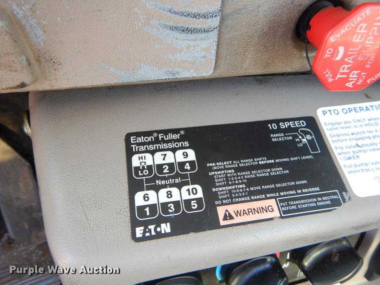 image for item EK9739 2002 Mack semi truck