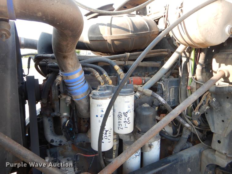 image for item EK9739 2002 Mack semi truck