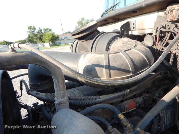 image for item EK9739 2002 Mack semi truck