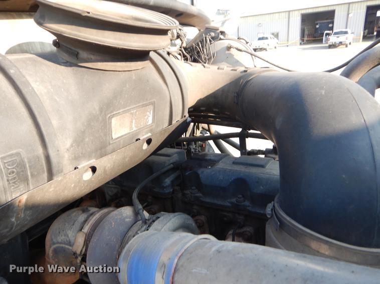 image for item EK9739 2002 Mack semi truck