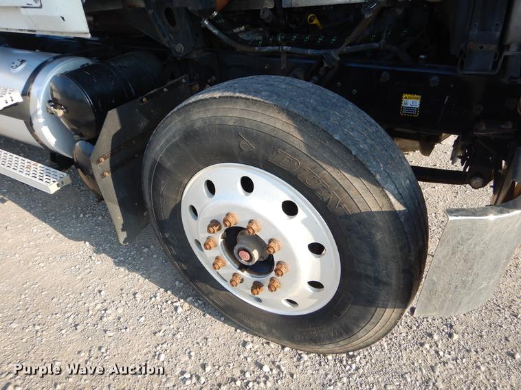 image for item EK9739 2002 Mack semi truck