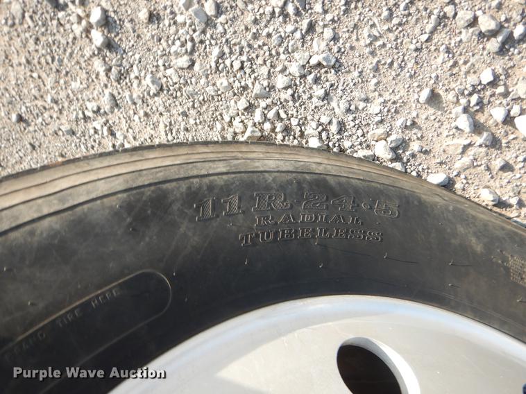 image for item EK9739 2002 Mack semi truck