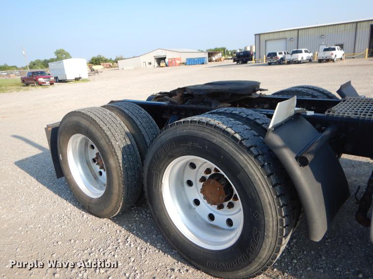 image for item EK9739 2002 Mack semi truck