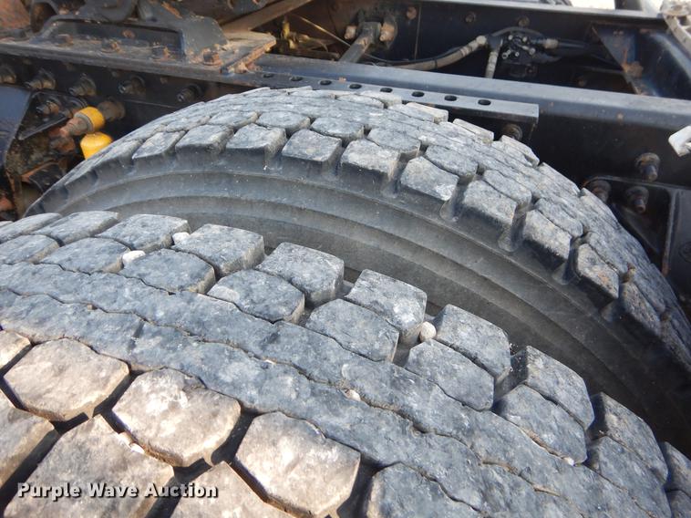 image for item EK9739 2002 Mack semi truck