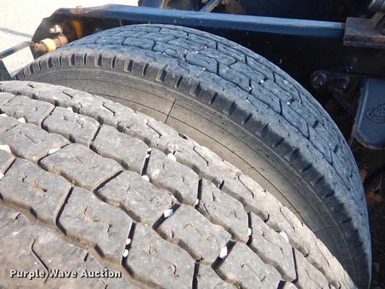 image for item EK9739 2002 Mack semi truck