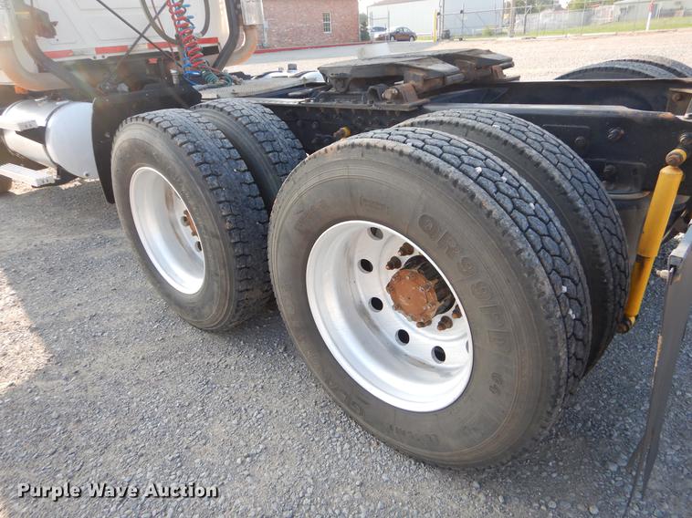 image for item EK9739 2002 Mack semi truck