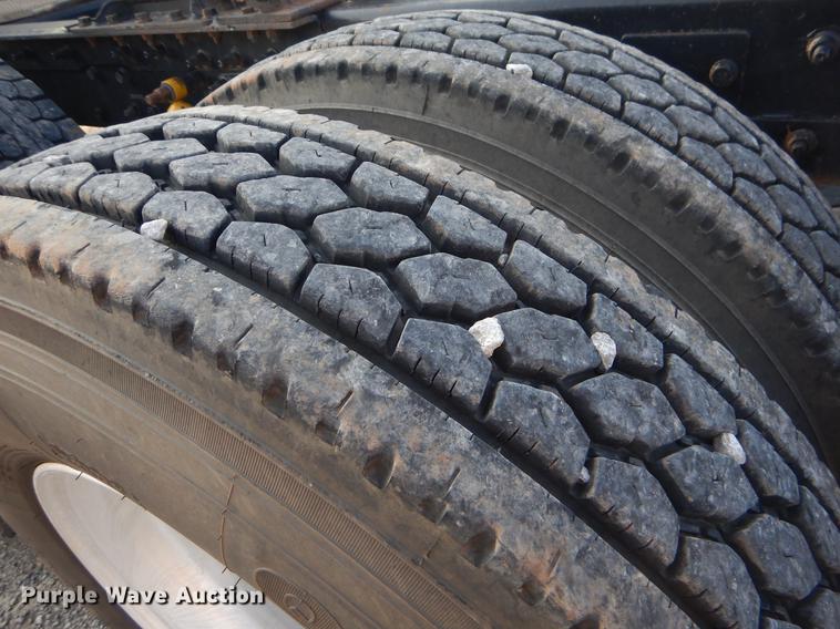 image for item EK9739 2002 Mack semi truck