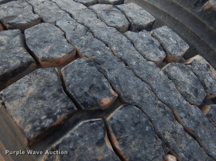 image for item EK9739 2002 Mack semi truck