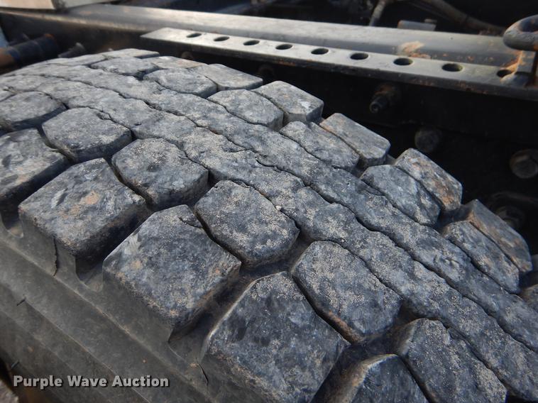 image for item EK9739 2002 Mack semi truck