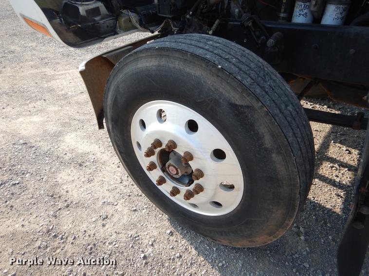 image for item EK9739 2002 Mack semi truck