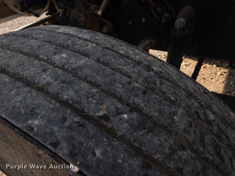 image for item EK9739 2002 Mack semi truck