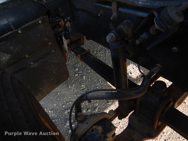 image for item EK9739 2002 Mack semi truck