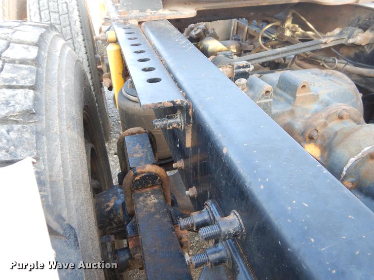 image for item EK9739 2002 Mack semi truck