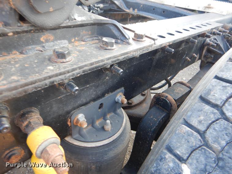 image for item EK9739 2002 Mack semi truck