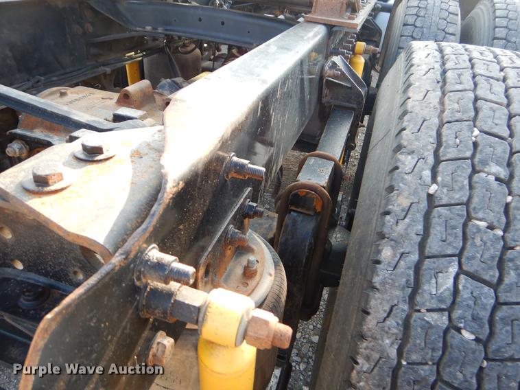 image for item EK9739 2002 Mack semi truck