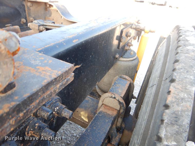 image for item EK9739 2002 Mack semi truck