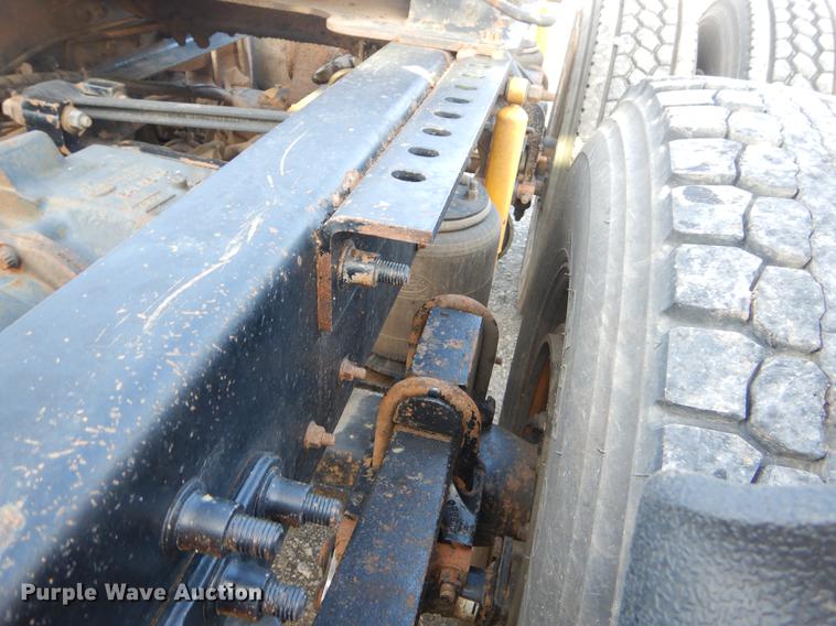 image for item EK9739 2002 Mack semi truck