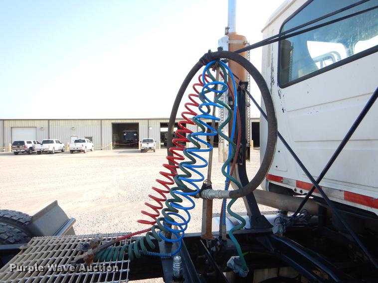 image for item EK9739 2002 Mack semi truck