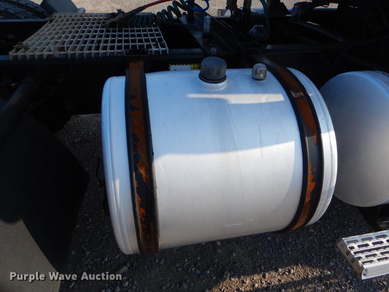 image for item EK9739 2002 Mack semi truck