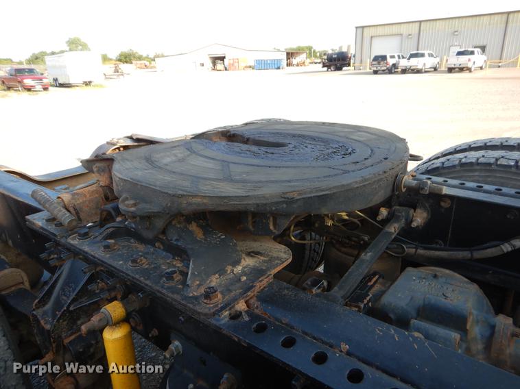 image for item EK9739 2002 Mack semi truck