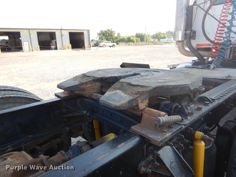 image for item EK9739 2002 Mack semi truck