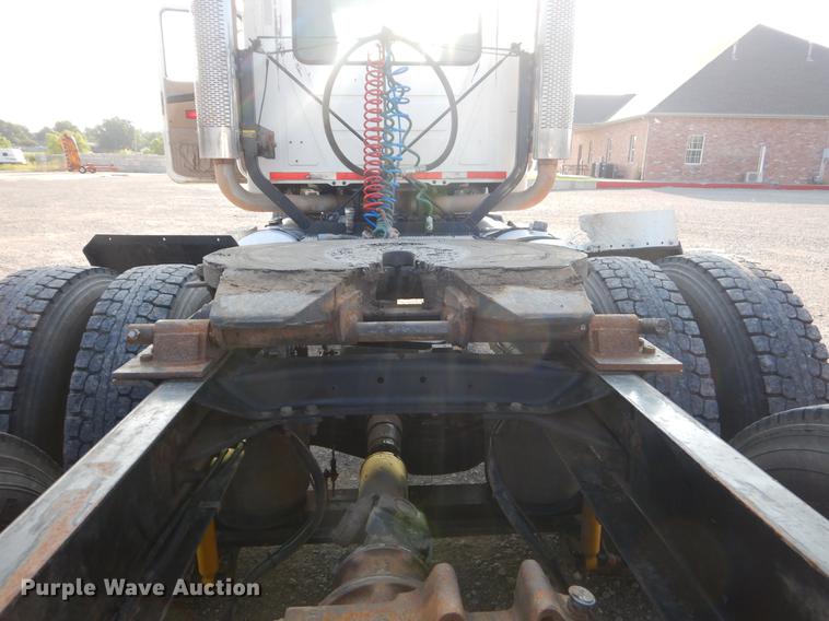 image for item EK9739 2002 Mack semi truck