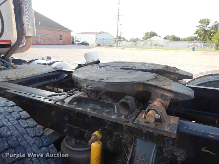 image for item EK9739 2002 Mack semi truck