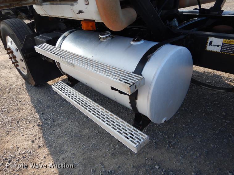 image for item EK9739 2002 Mack semi truck