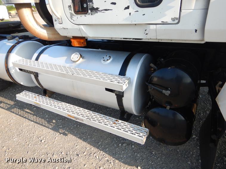 image for item EK9739 2002 Mack semi truck