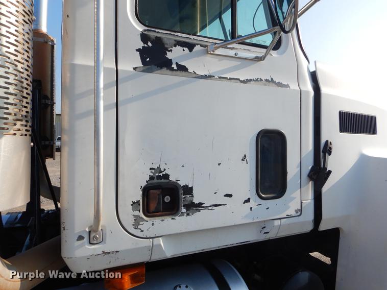 image for item EK9739 2002 Mack semi truck