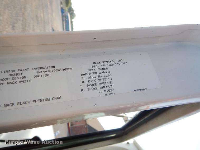 image for item EK9739 2002 Mack semi truck