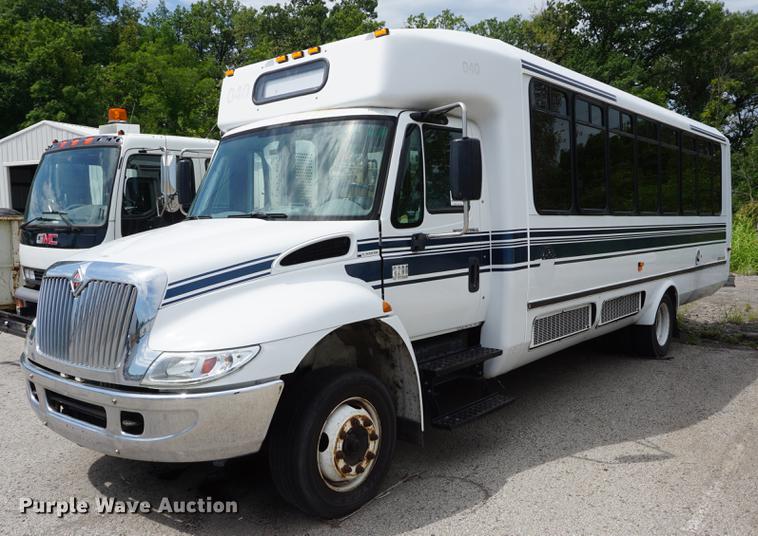 image for item DD6437 2007 International 3200 shuttle bus