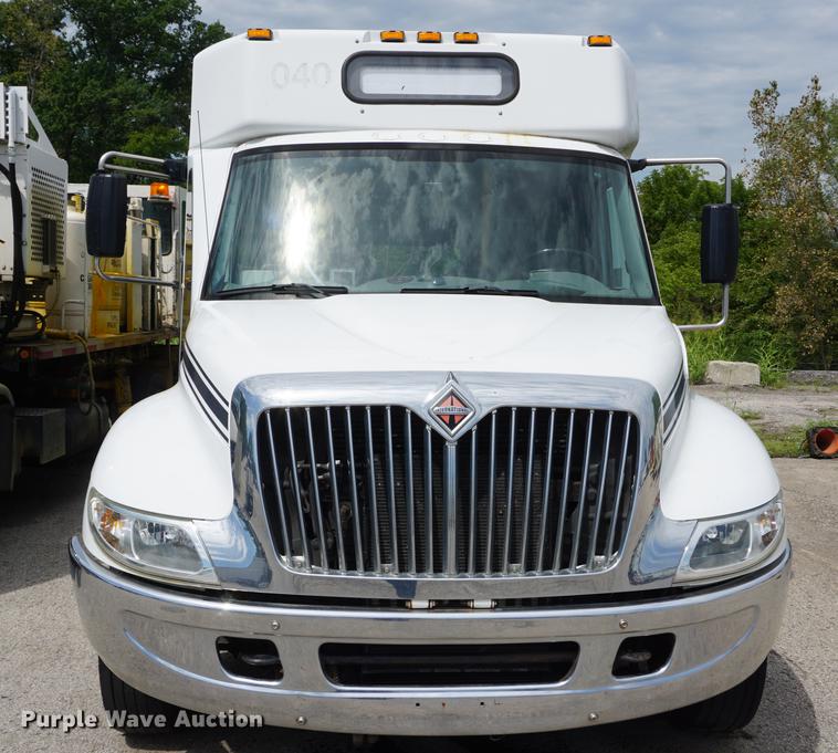 image for item DD6437 2007 International 3200 shuttle bus