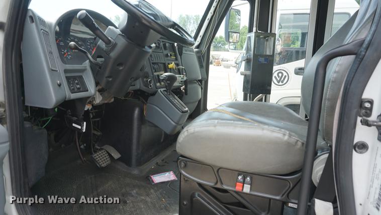 image for item DD6437 2007 International 3200 shuttle bus