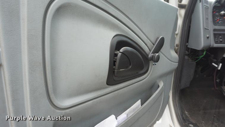 image for item DD6437 2007 International 3200 shuttle bus