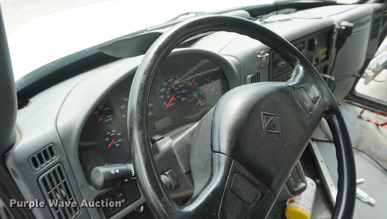 image for item DD6437 2007 International 3200 shuttle bus