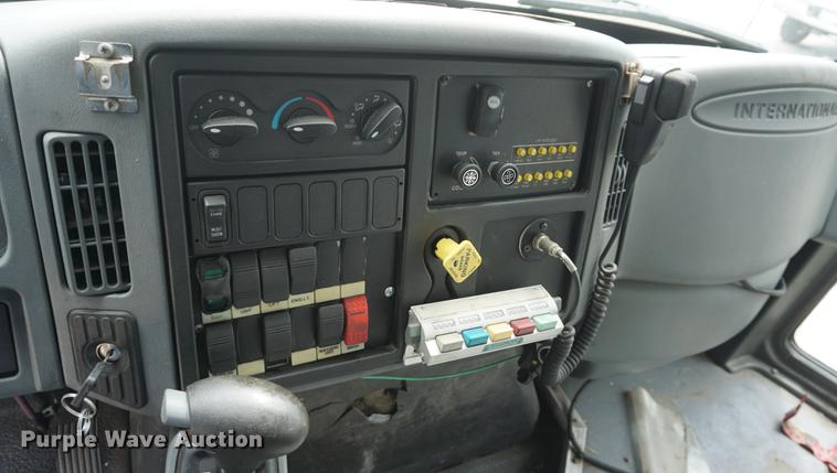 image for item DD6437 2007 International 3200 shuttle bus