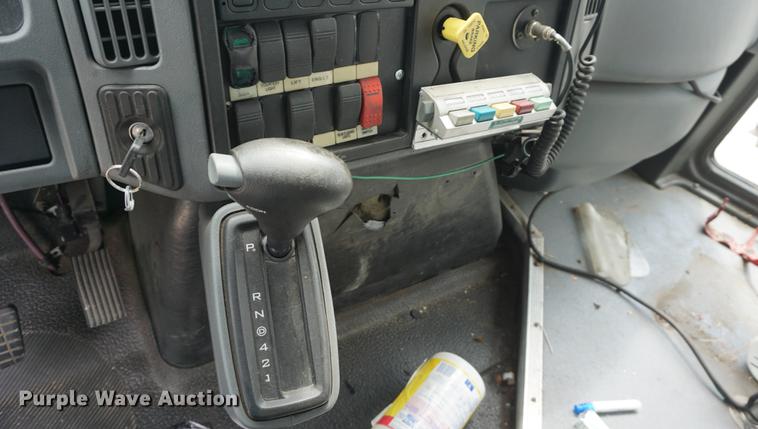 image for item DD6437 2007 International 3200 shuttle bus