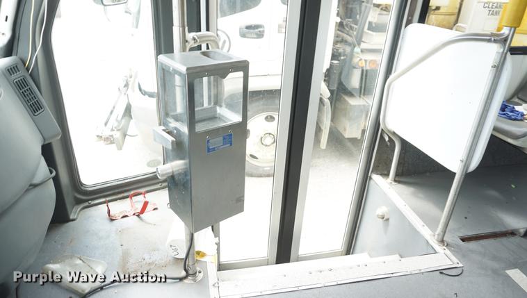 image for item DD6437 2007 International 3200 shuttle bus