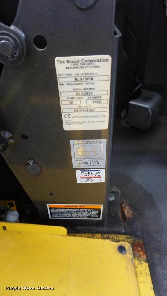 image for item DD6437 2007 International 3200 shuttle bus