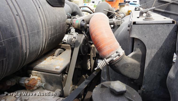 image for item DD6437 2007 International 3200 shuttle bus