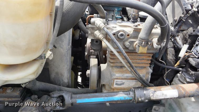 image for item DD6437 2007 International 3200 shuttle bus