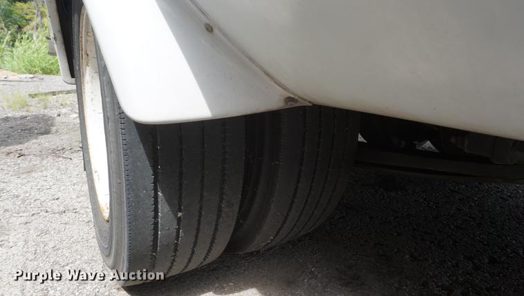 image for item DD6437 2007 International 3200 shuttle bus