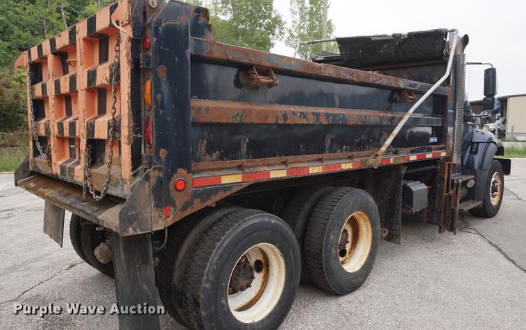 image for item DD6444 2006 International 7400 dump truck