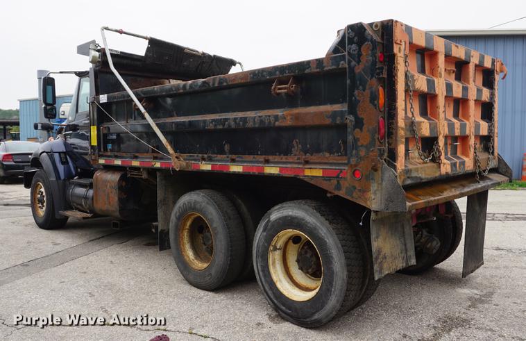 image for item DD6444 2006 International 7400 dump truck