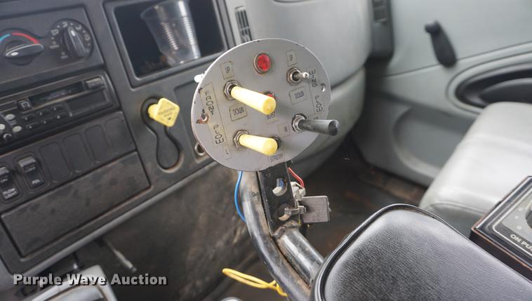 image for item DD6444 2006 International 7400 dump truck